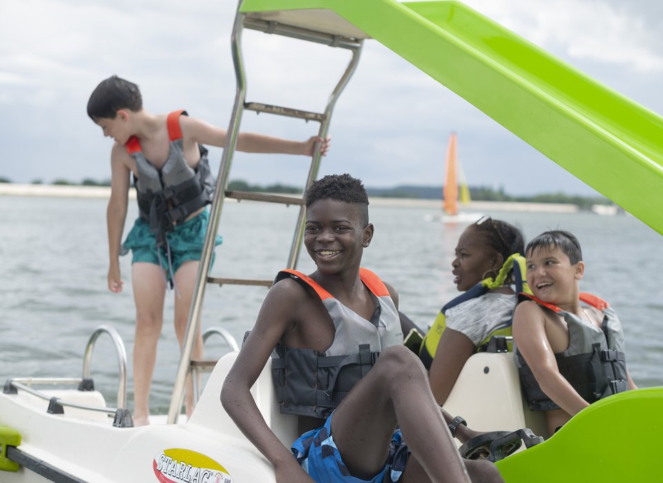 les enfants sur un pédalo